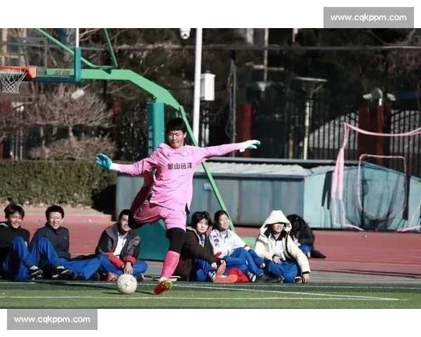 谁说运动只能在赛场校园足球的“快乐100分”！