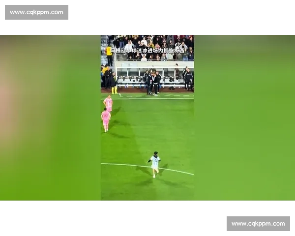 “我的偶像！我的榜样！”小球迷冲入场内，只为拥抱他